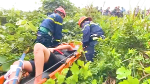 Video: Cảnh sát thả dây cứu người rơi xuống vực ở đèo Hải Vân
