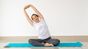 Video: Chuỗi bài tập yoga phục hồi giúp cho giấc ngủ ngon