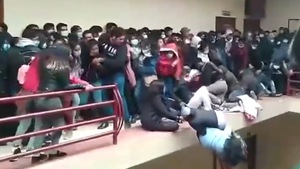 Video: Nhiều sinh viên rơi lầu tử vong do gãy lan can tầng 4 ở Bolivia