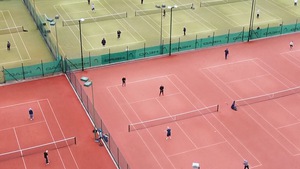 Video: Đổ xô đi chơi quần vợt khi các sân thể thao được mở cửa tại Anh