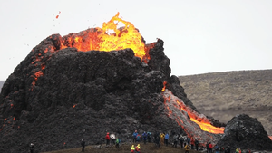 Video: Nhiếp ảnh gia quay cảnh núi lửa 6.000 năm tuổi phun trào, thiết bị quay bị tan chảy