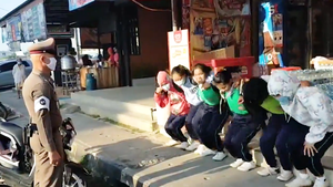 Video: Phạt 6 nữ sinh 'thụt dầu' vì chở nhau không đội mũ bảo hiểm