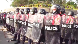 Video: Hơn 600 cảnh sát Myanmar xuống đường tham gia biểu tình với người dân