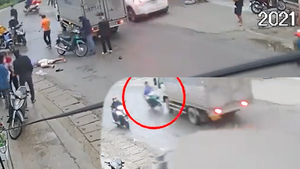 Video: Thót tim cảnh thanh niên chạy xe máy, tông vào xe tải bất tỉnh