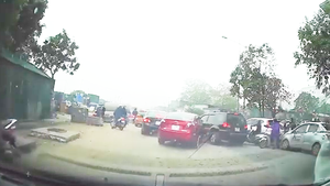 Video: Nữ tài xế ở Hà Nội tông liên tiếp 3 ôtô, nghi do nhầm chân ga