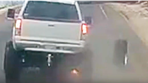 Video: Ôtô chạy tốc độ cao, bị rớt bánh ra đường