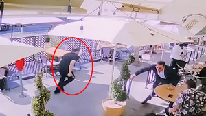 Video: Táo tợn mang súng đi cướp đồng hồ trị giá 500.000 USD