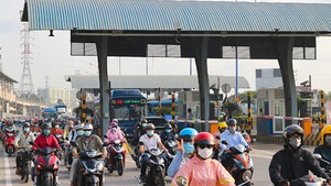 Video: Nhiều tài xế bỡ ngỡ trong ngày đầu trạm BOT xa lộ Hà Nội hoạt động lại
