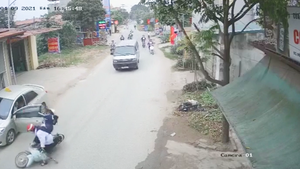 Video: Lại bất cẩn mở cửa ô tô gây tai nạn cho học sinh, suýt xảy ra 'tai nạn kép'