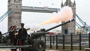 Video: Quân đội Anh bắn 41 loạt đại bác để tưởng nhớ Hoàng thân Philip