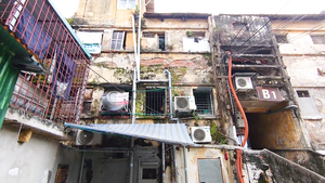 Video: Khó tin nổi trước hình ảnh những chung cư quá nguy hiểm ở Hà Nội