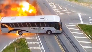 Video: Sau cú đâm liên hoàn, xe buýt nổ như quả cầu lửa