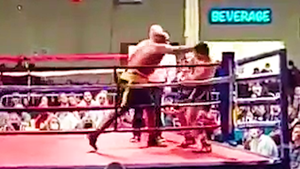 Video: Võ sĩ tung 'cú đấm sấm sét', đối thủ bất tỉnh trên sàn đấu