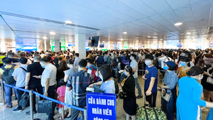 Video: Sân bay Tân Sơn Nhất đông nghẹt, hành khách khai báo y tế điện tử để đi nhanh
