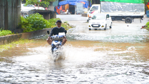 Video: Cảnh báo mưa dông mạnh gây ngập úng Hà Nội