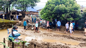 Video: Lũ ống ập đến trong đêm, 2 người chết, 1 người mất tích ở Lào Cai