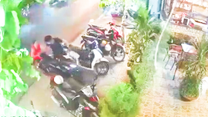 Video: Người phụ nữ giằng co quyết liệt với tên trộm, nhiều người cùng vây bắt
