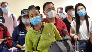 Video: Hành khách ngán ngẩm, mệt mỏi vì xếp hàng dài chờ khai báo y tế ở sân bay Tân Sơn Nhất