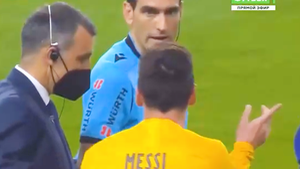 Video: Messi 'cãi tay đôi' với trọng tài khi bị yêu cầu ra khỏi sân