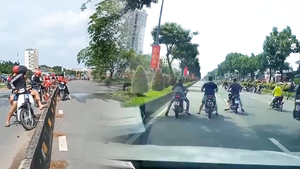 Video: 'Quái xế' bốc đầu, nẹt pô xe gây náo loạn trên đường Trường Chinh