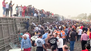Video: Tàu hỏa bị trật bánh, hơn 100 người thương vong