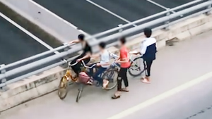 Video: 4 học sinh ném đá vỡ kính ôtô trên cao tốc Hà Nội - Hải Phòng