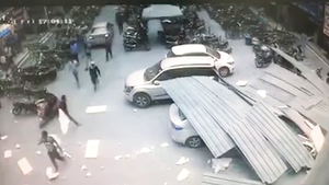 Video: Mái nhà đổ sập xuống đầu, nhiều người thoát chết trong gang tấc