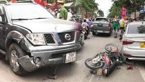Video: Xe bán tải tông 3 taxi và 2 xe máy ở Hà Nội
