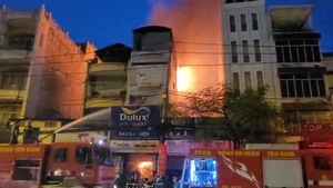 Video: Cháy lớn ở cửa hàng sơn gần Bệnh viện Thống Nhất