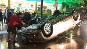 Video: Ôtô lật ngửa trong cơn mưa, nhiều người thoát chết