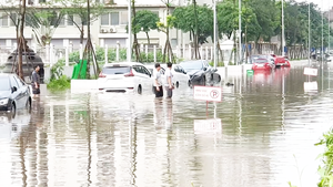 Video: Đầu tuần, giao thông Hà Nội tắc nghẽn, xe bị ngập nước hàng loạt