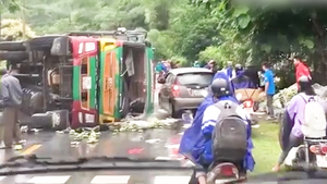 Video: Ấm lòng người dân giúp tài xế xe tải bị lật trên quốc lộ thu gom chuối