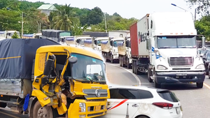 Video: Tai nạn liên hoàn, quốc lộ 14 kẹt xe kéo dài gần 1km