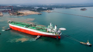 Video: Thợ Việt lột xác cho tàu dầu khổng lồ của tỉ phú Nigeria