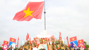 Video: Cận cảnh lễ thượng cờ 108m2 ở đôi bờ Hiền Lương - Bến Hải