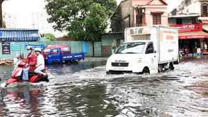 Video: Cơn mưa lướt qua, đường Nguyễn Hữu Cảnh ngập lênh láng