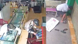 Video: Canh lúc chủ tiệm điện thoại đi vắng, trộm bẻ khóa vào nhà ung dung ‘gom hàng’