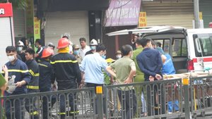 Video: Chuyển 2 thi thể ra khỏi hiện trường vụ cháy cửa hàng bán đồ sơ sinh tại Hà Nội