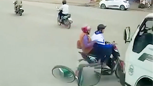Video: Nam sinh chạy xe đạp điện vượt đèn đỏ dẫn đến tai nạn khó tránh
