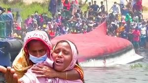 Video: Lật phà hai tầng ở Bangladesh, ít nhất 26 người chết