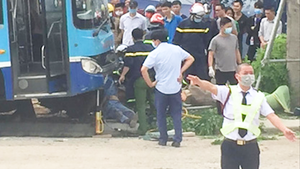 Video: Xe buýt mất phanh, tông chết người đi bộ trước khu đô thị ở Hà Nội