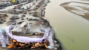 Video: Ấn Độ điều tra vụ hàng chục thi thể nghi nạn nhân COVID-19 dạt vào bờ sông Hằng