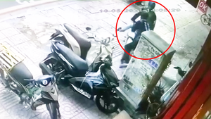 Video: Phát hiện chiếc SH bị trộm, tài xế xe ôm công nghệ lao vào, tên trộm bỏ chạy