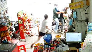 Video: Cảnh giác với hai người đàn ông giả vờ mua rồi ôm bia tẩu thoát