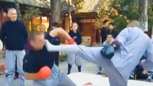 Video: Nhà sư Thiếu Lâm Tự tung cú đá nhanh như chớp vào võ sĩ lừng danh người Mỹ