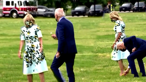Video: Khoảnh khắc Tổng thống Biden hái hoa dại tặng phu nhân gây sốt mạng xã hội