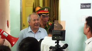 Video: Bắt tạm giam nguyên phó chủ tịch tỉnh và nguyên giám đốc sở tại Khánh Hòa