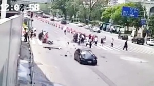 Video: Khoảnh khắc xe BMW vượt đèn đỏ, tông vào đoàn người đi qua đường