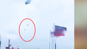 Video: 2 sĩ quan đặc nhiệm Nga rơi từ trực thăng xuống tàu