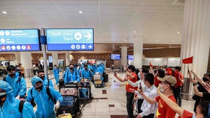 Video: Người hâm mộ chào đón thầy trò HLV Park Hang Seo tại sân bay Dubai